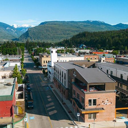 Basecamp Suites Revelstoke Esterno foto