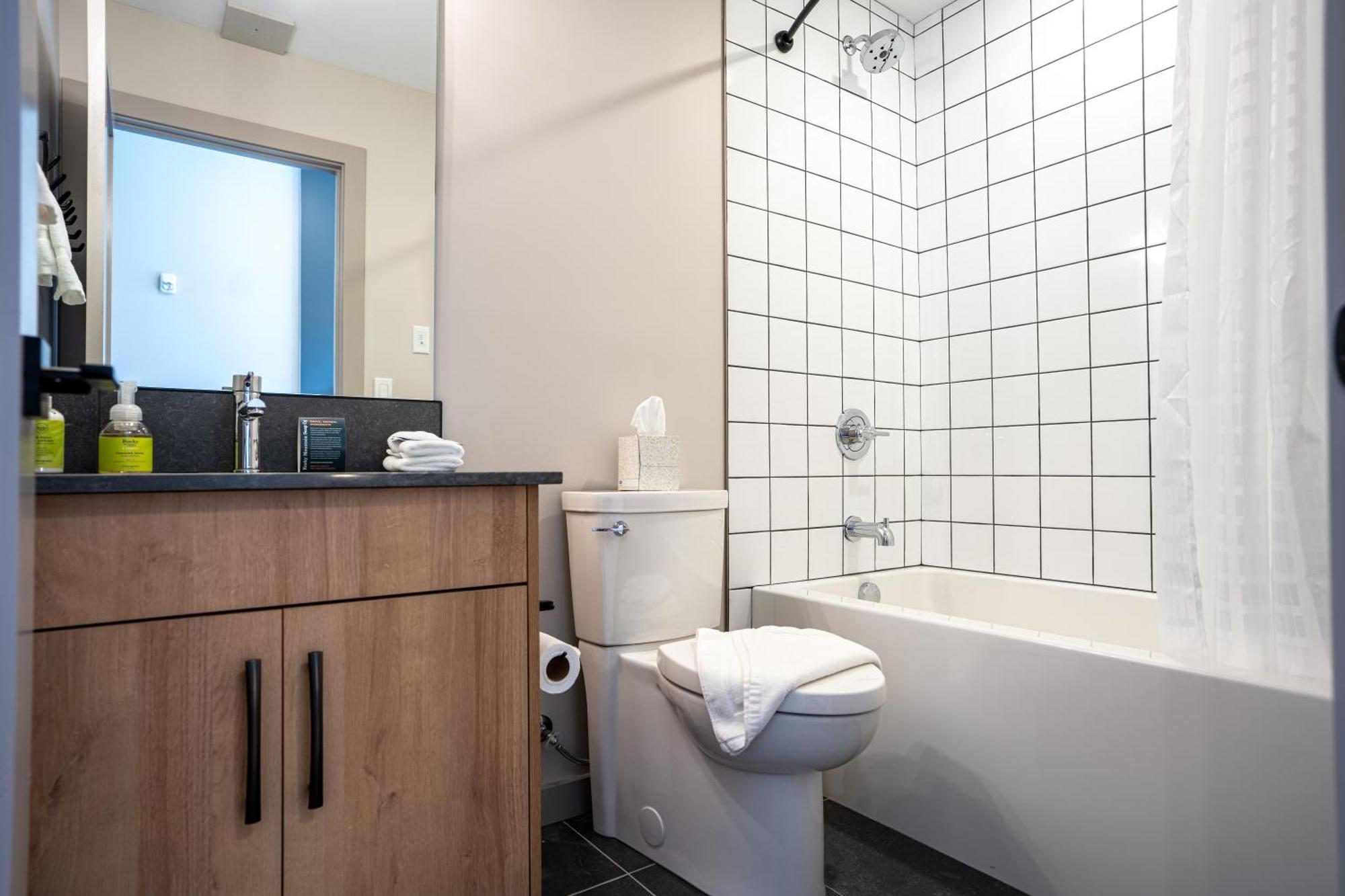 Basecamp Suites Revelstoke Esterno foto