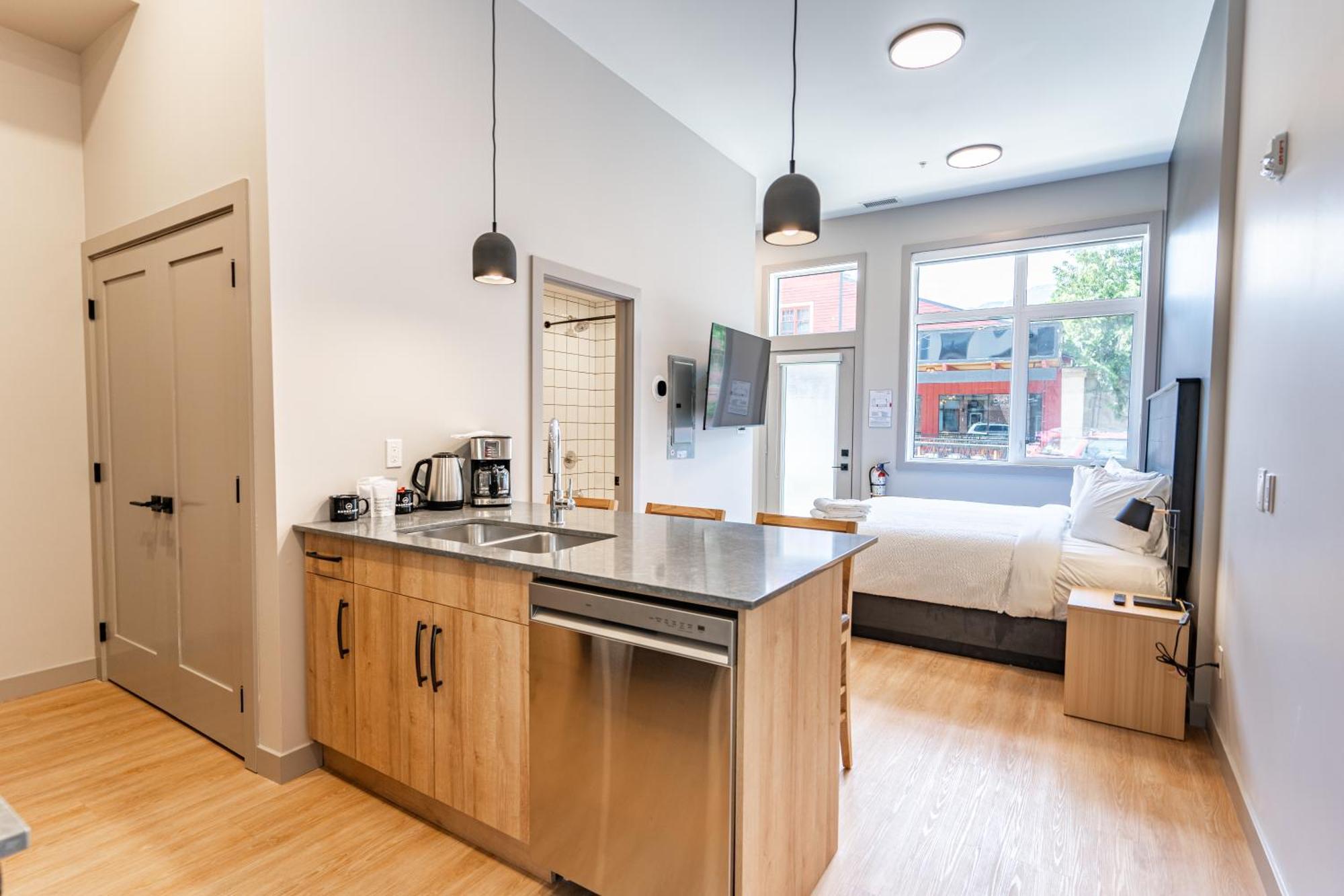 Basecamp Suites Revelstoke Esterno foto