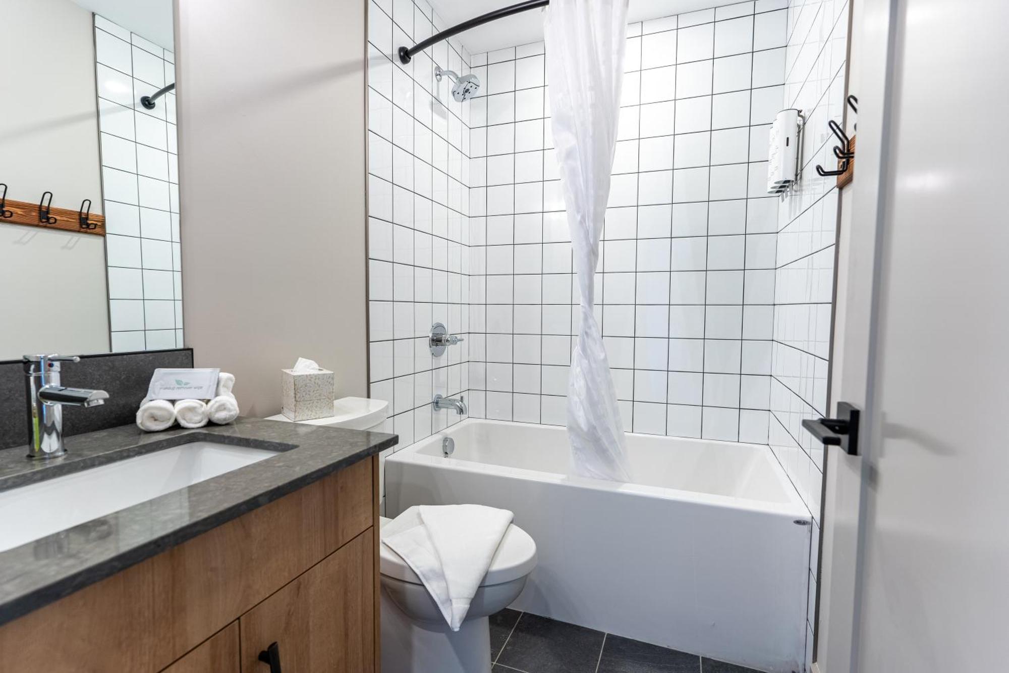 Basecamp Suites Revelstoke Esterno foto