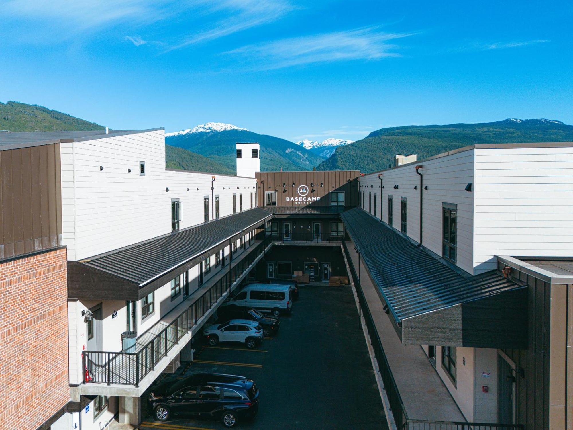 Basecamp Suites Revelstoke Esterno foto