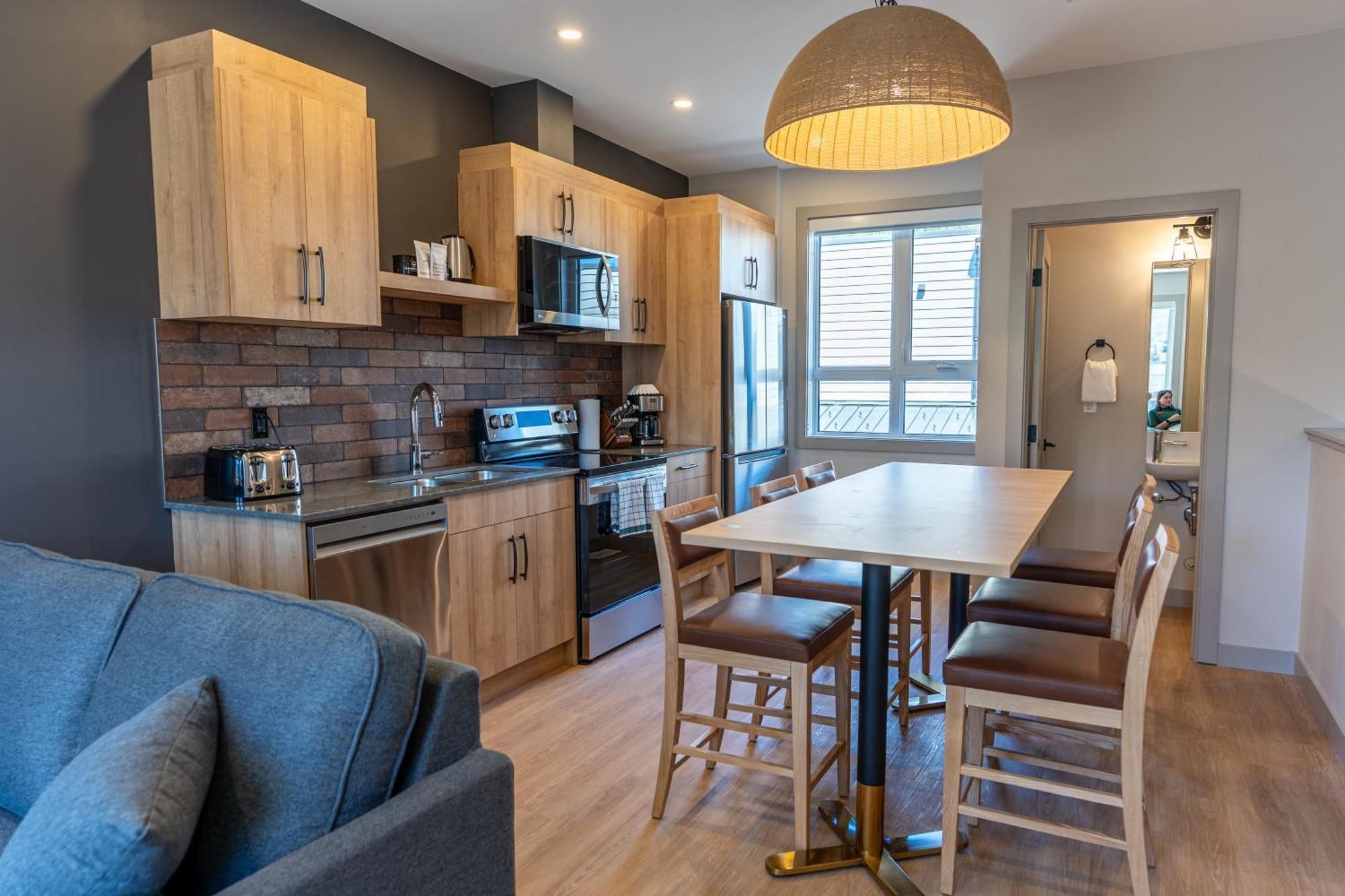 Basecamp Suites Revelstoke Esterno foto