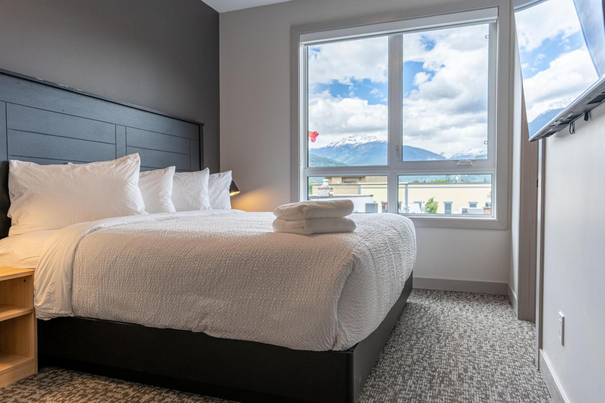 Basecamp Suites Revelstoke Esterno foto