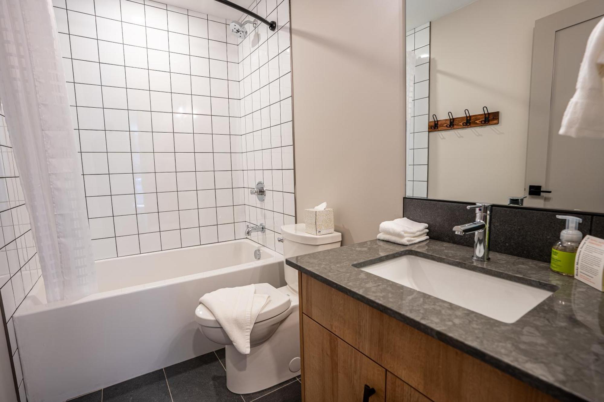 Basecamp Suites Revelstoke Esterno foto
