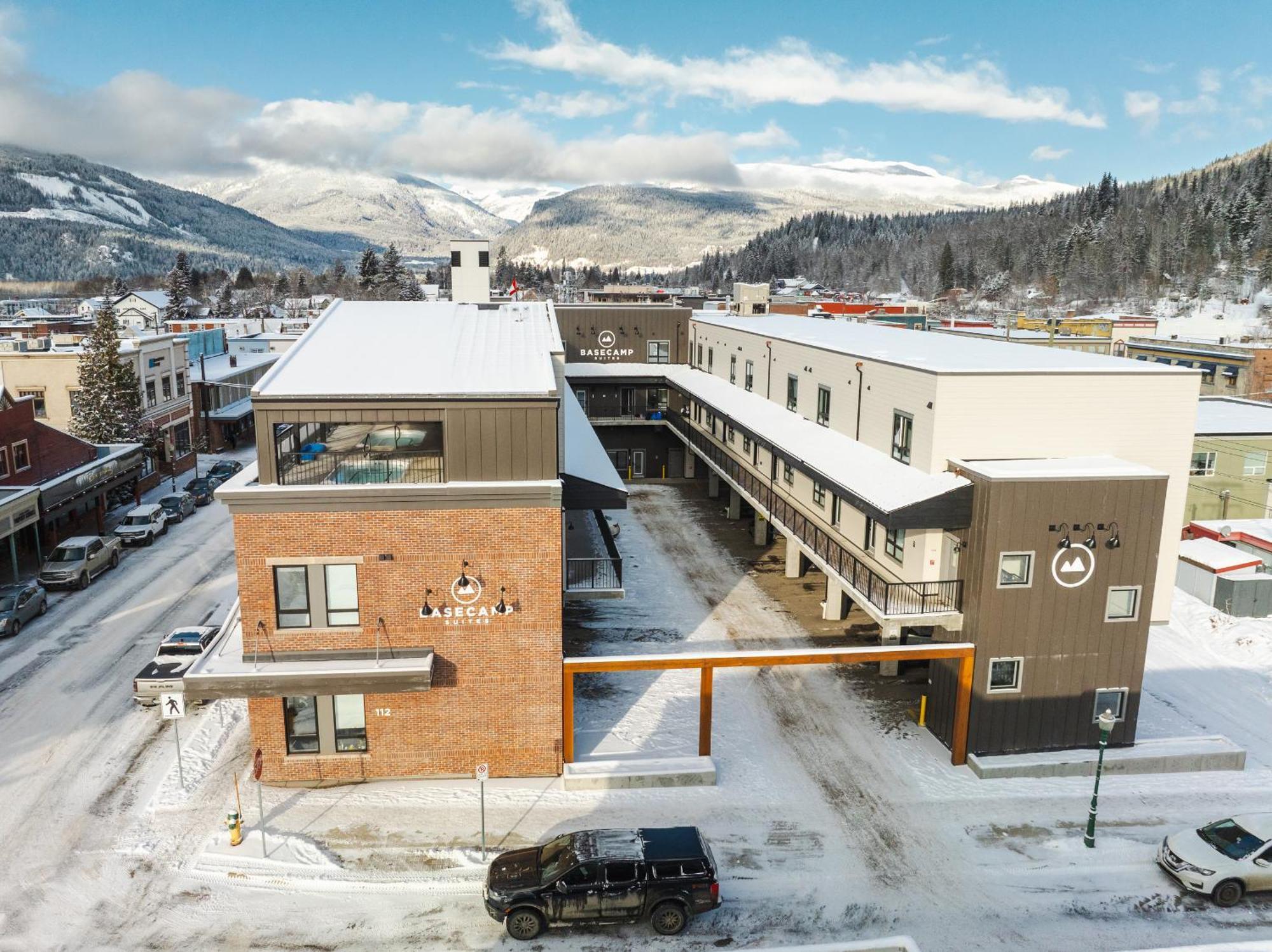 Basecamp Suites Revelstoke Esterno foto